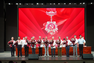 为在党50年的老同志颁发纪念奖...